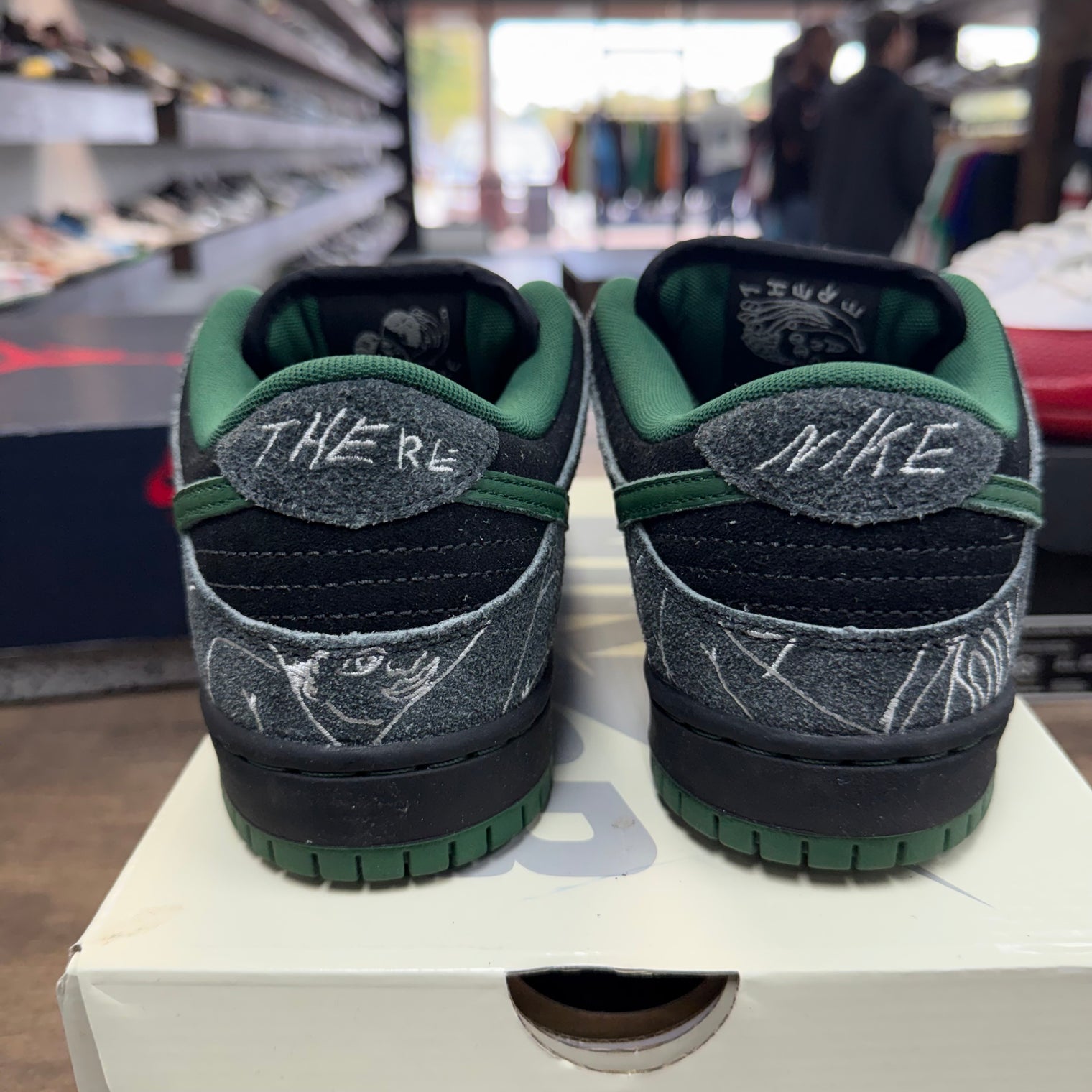 There Skateboards SB Dunk Low (USED)