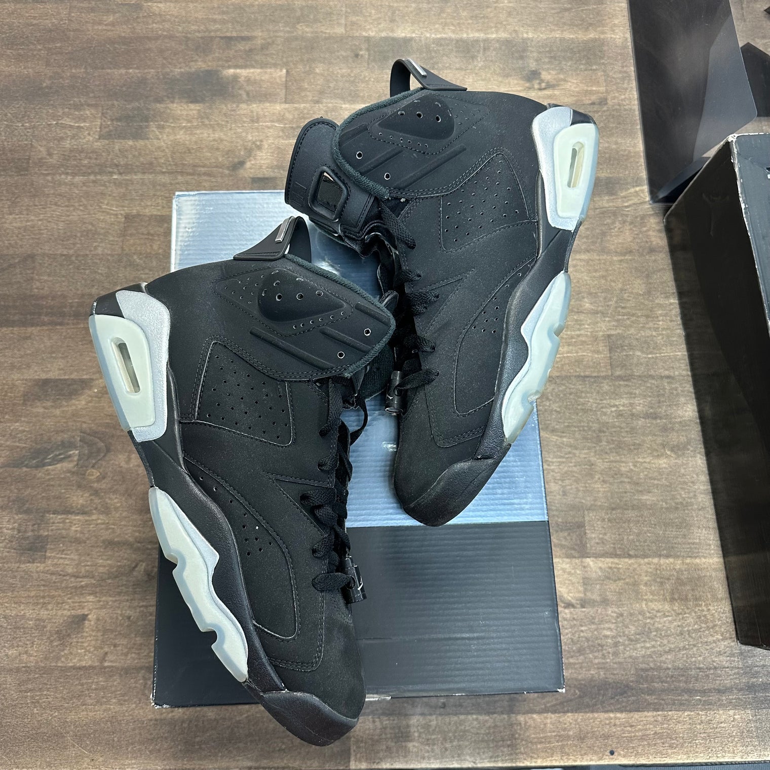 Chrome Jordan 6 Retro (USED)