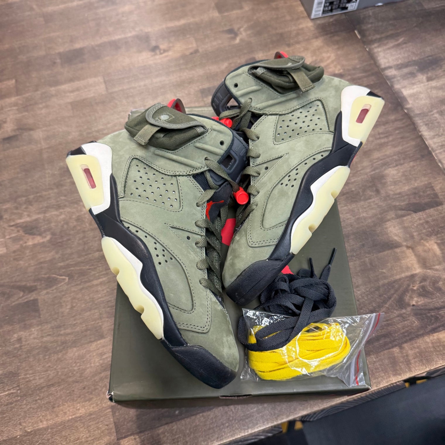 Olive Travis Scott Jordan 6 Retro (USED)