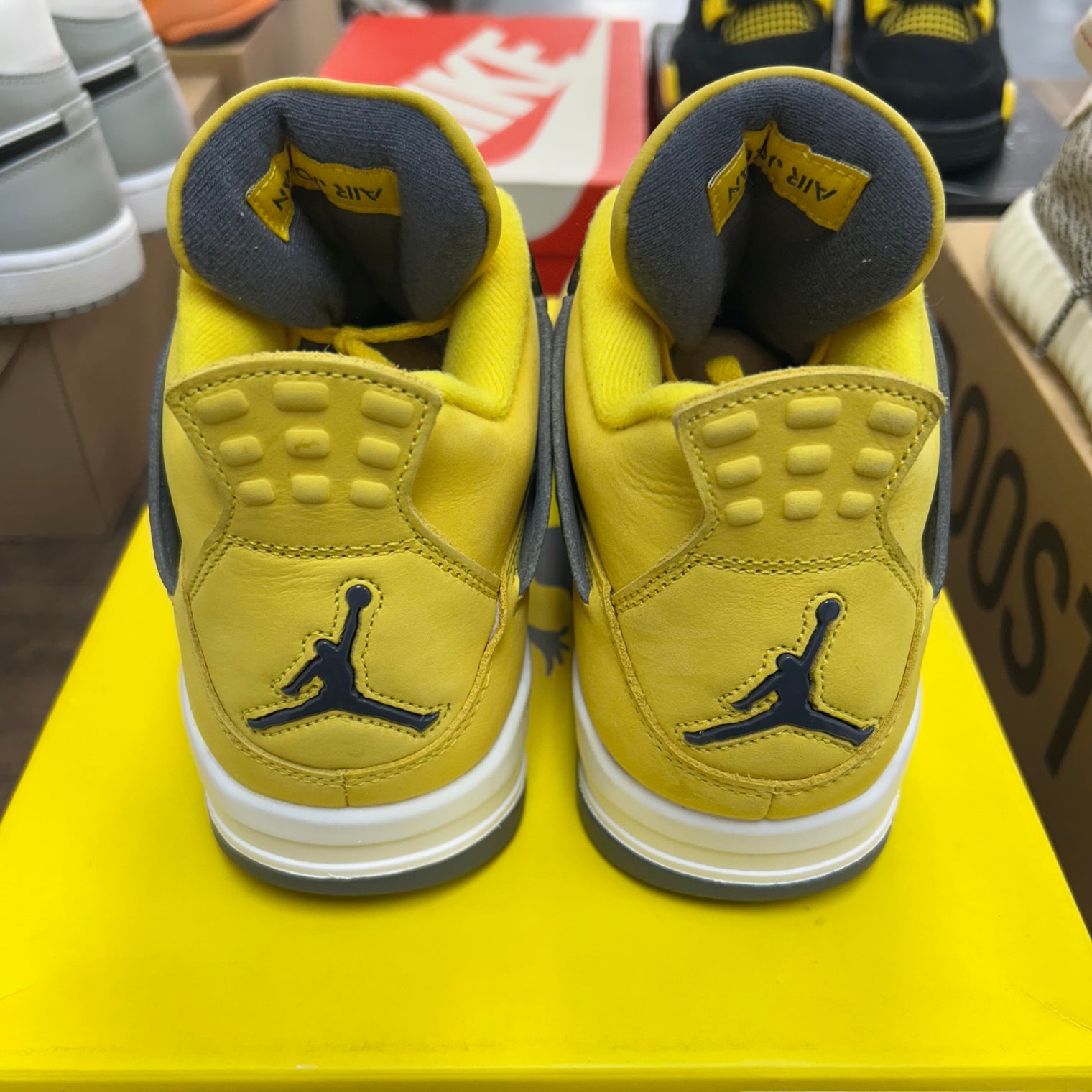 Lightning Jordan 4 Retro (USED)