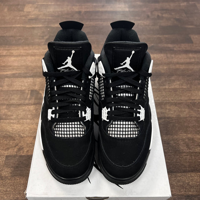 White Thunder Jordan 4 (USED)