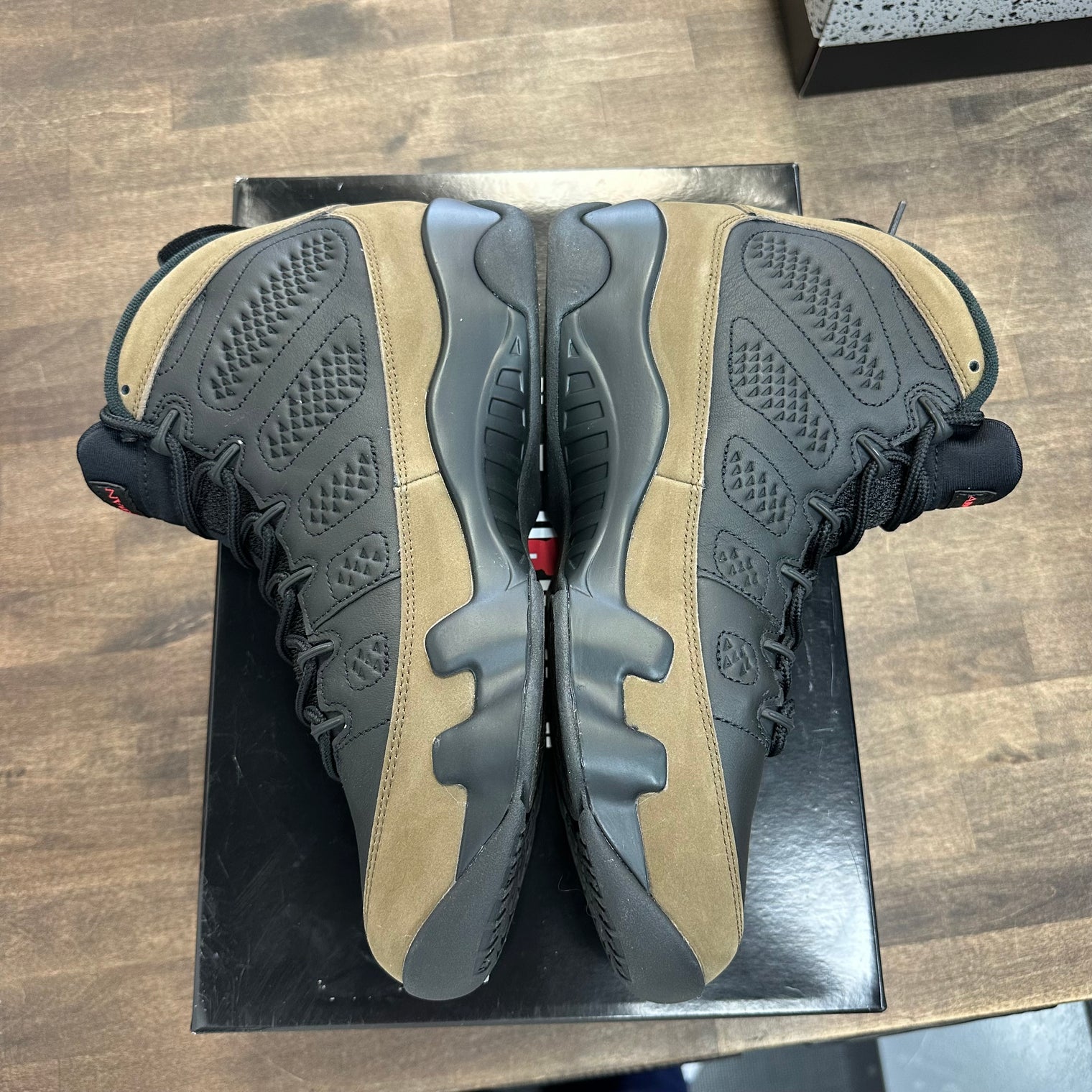 Olive Jordan 9 Retro (USED)