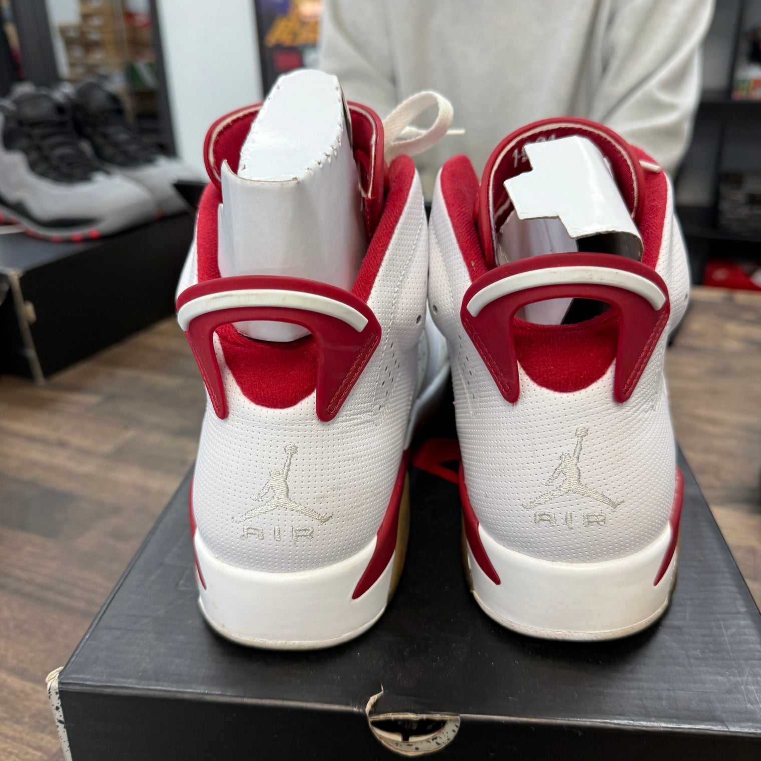 Alternate Hare Jordan 6 Retro (USED)