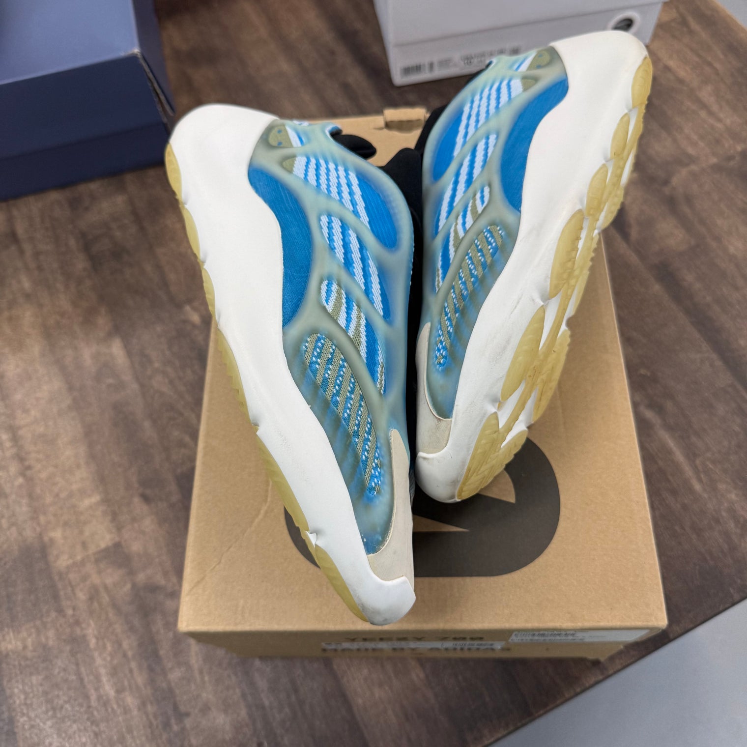 Arzareth Yeezy 700 V3 (USED, Replacement Box)