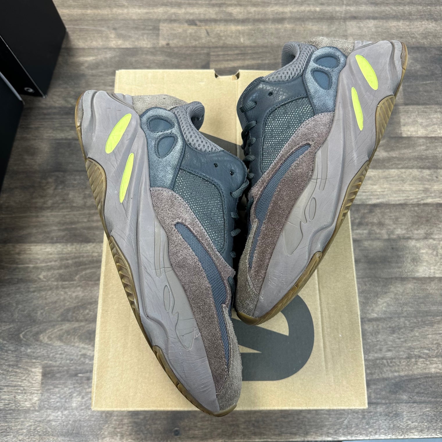 Mauve Yeezy 700 (USED)