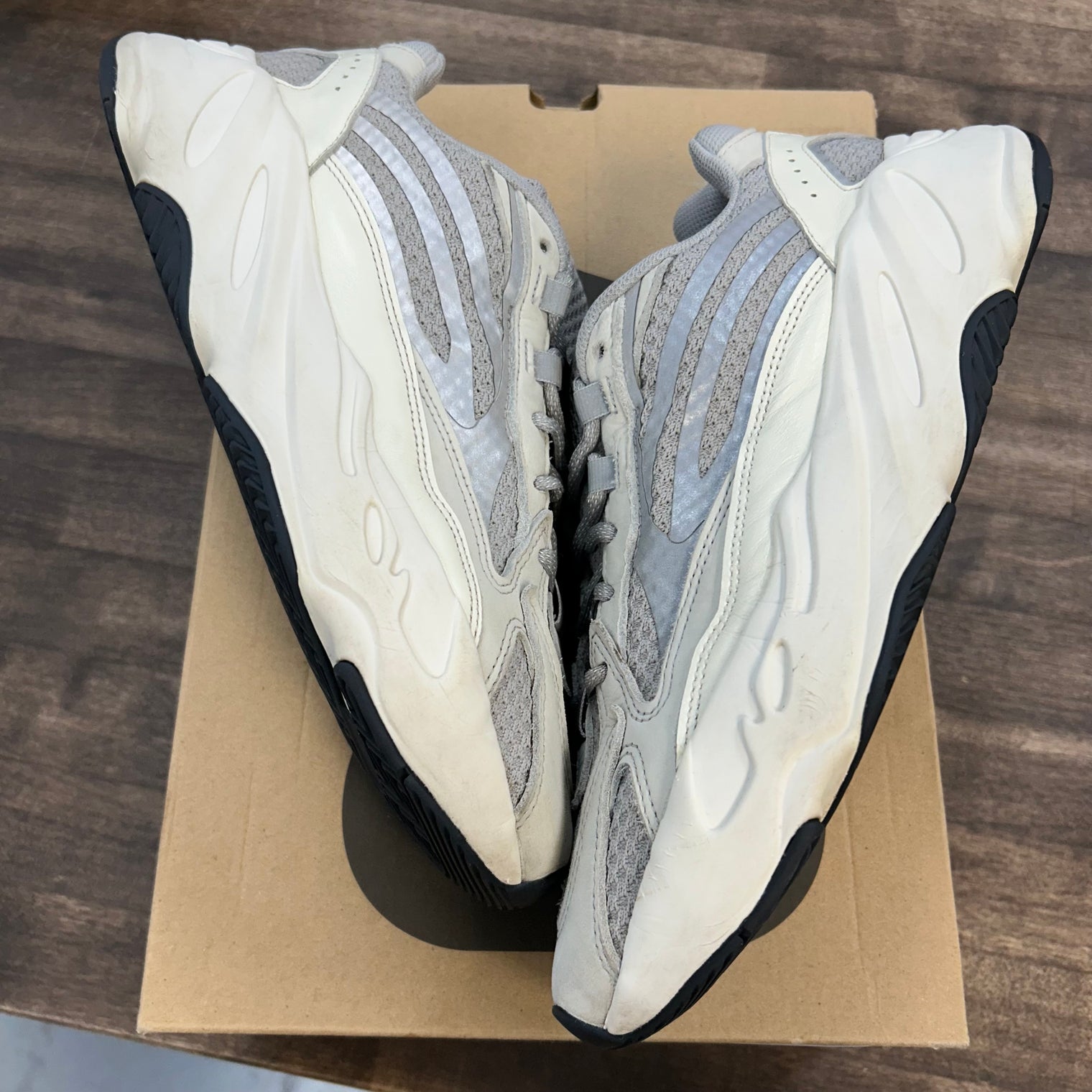 Static Yeezy 700 (USED)