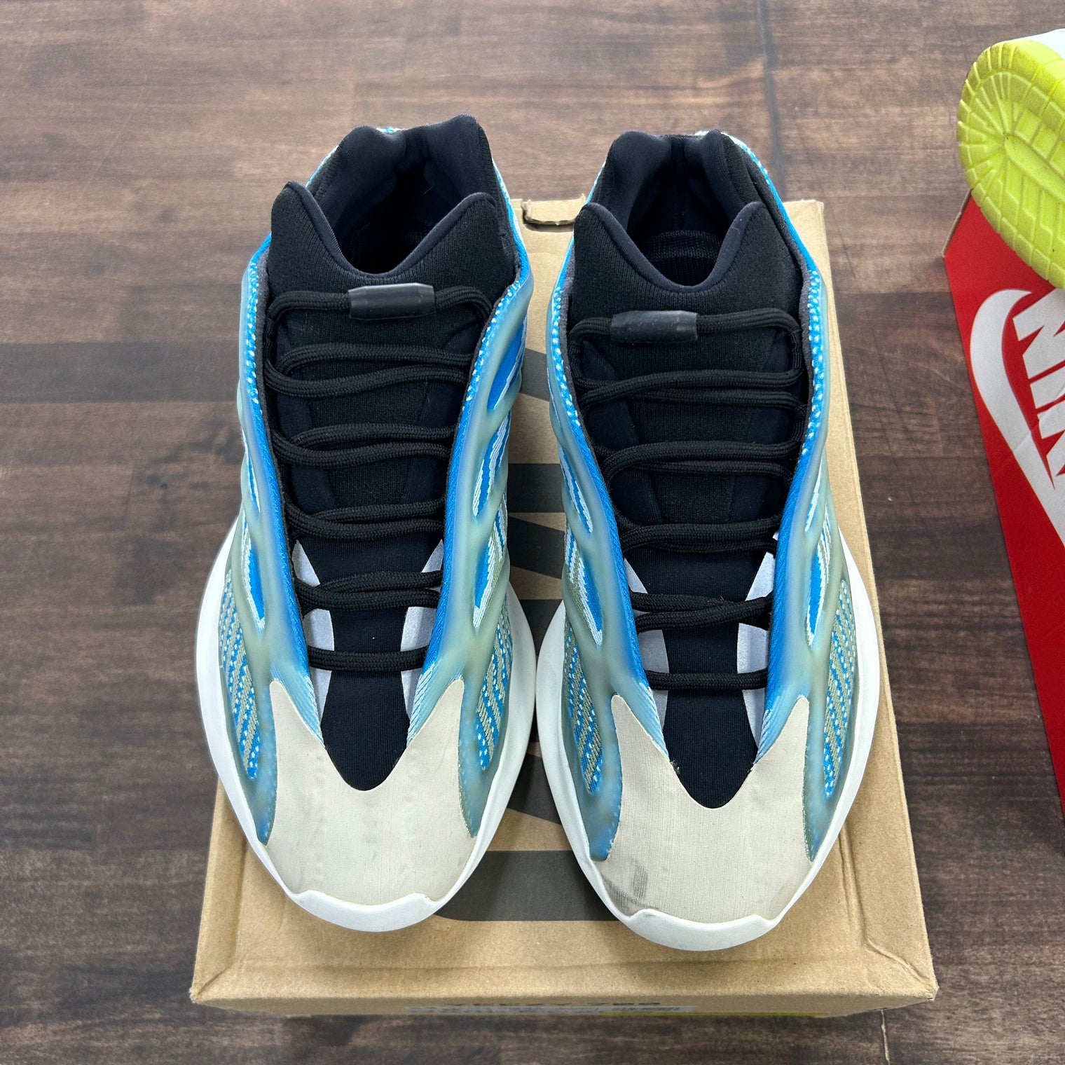 Arzareth Yeezy 700 V3 (USED)