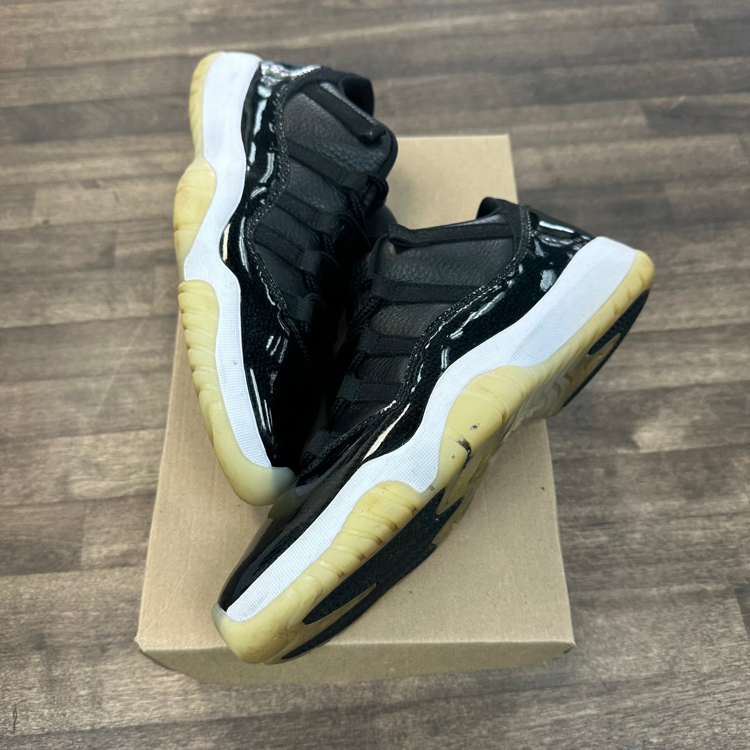 Jordan 11 Low 72-10 (USED, No Box)