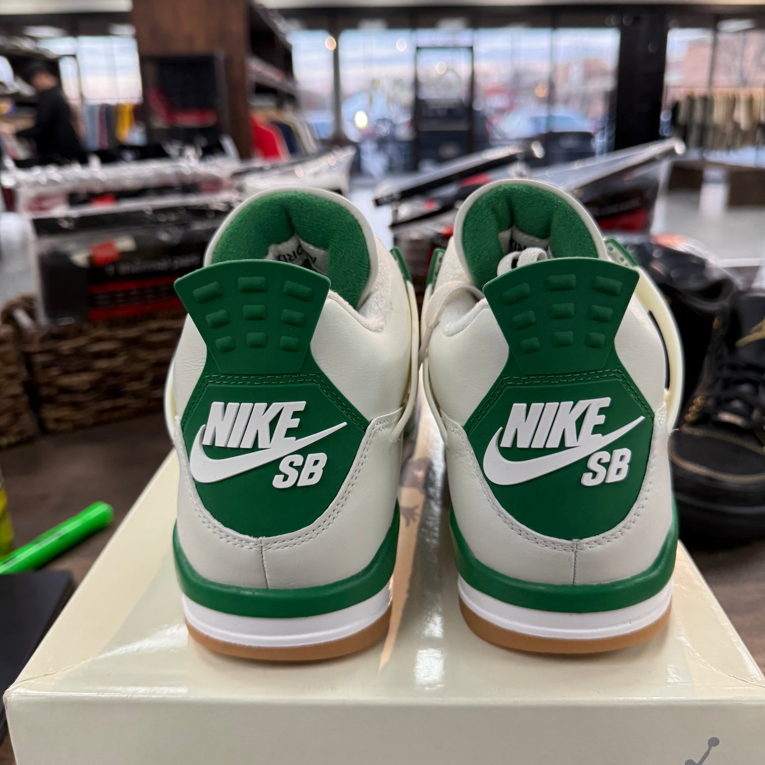 Jordan 4 Retro SB Pine Green (US 10.5) (USED)