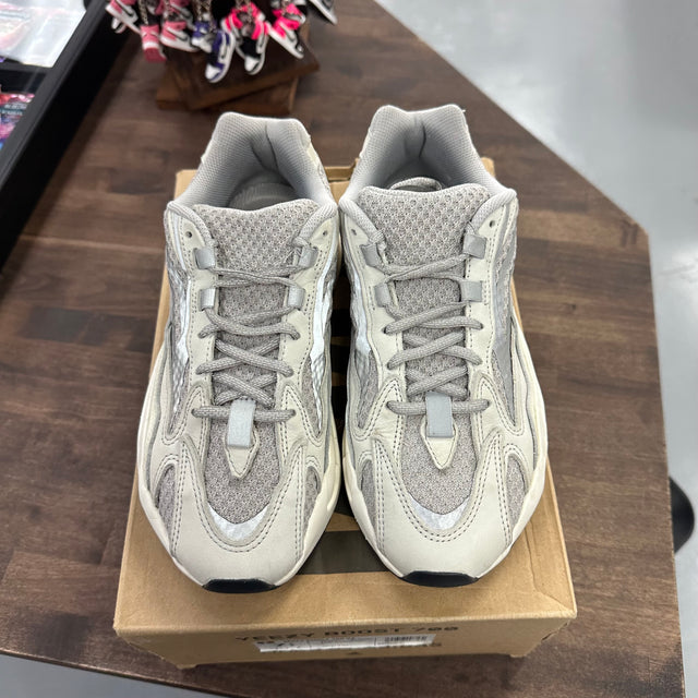 Static Yeezy 700 V2 (USED)