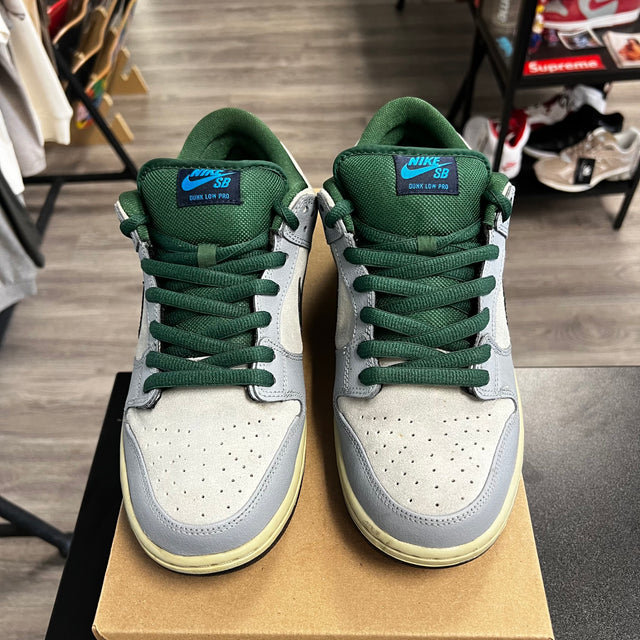Maple Leaf SB Dunk Low (USED, No box)