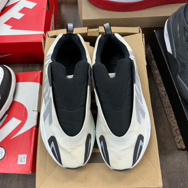 Laceless Analog Yeezy 700 MNVN (USED)