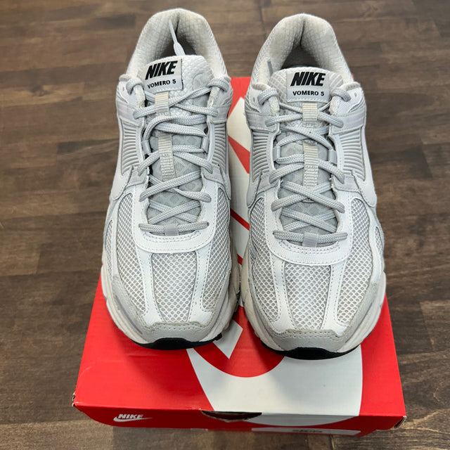 (W) Vomero 5 Vast Grey (USED)