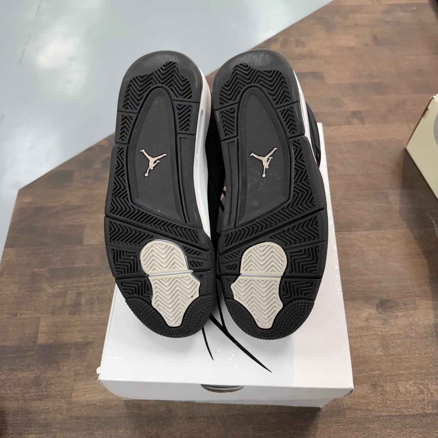 White Thunder Jordan 4 (USED)