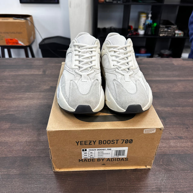 Analog Yeezy 700 (USED)