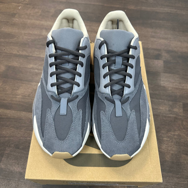 Magnet Yeezy 700 (Lightly worn)