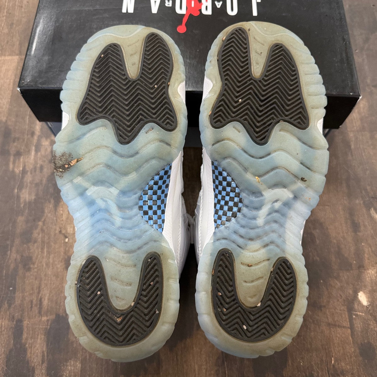 Jordan 11 Retro Legend Blue (2024) (GS) Size 7Y (Pre-Owned) - Image 6
