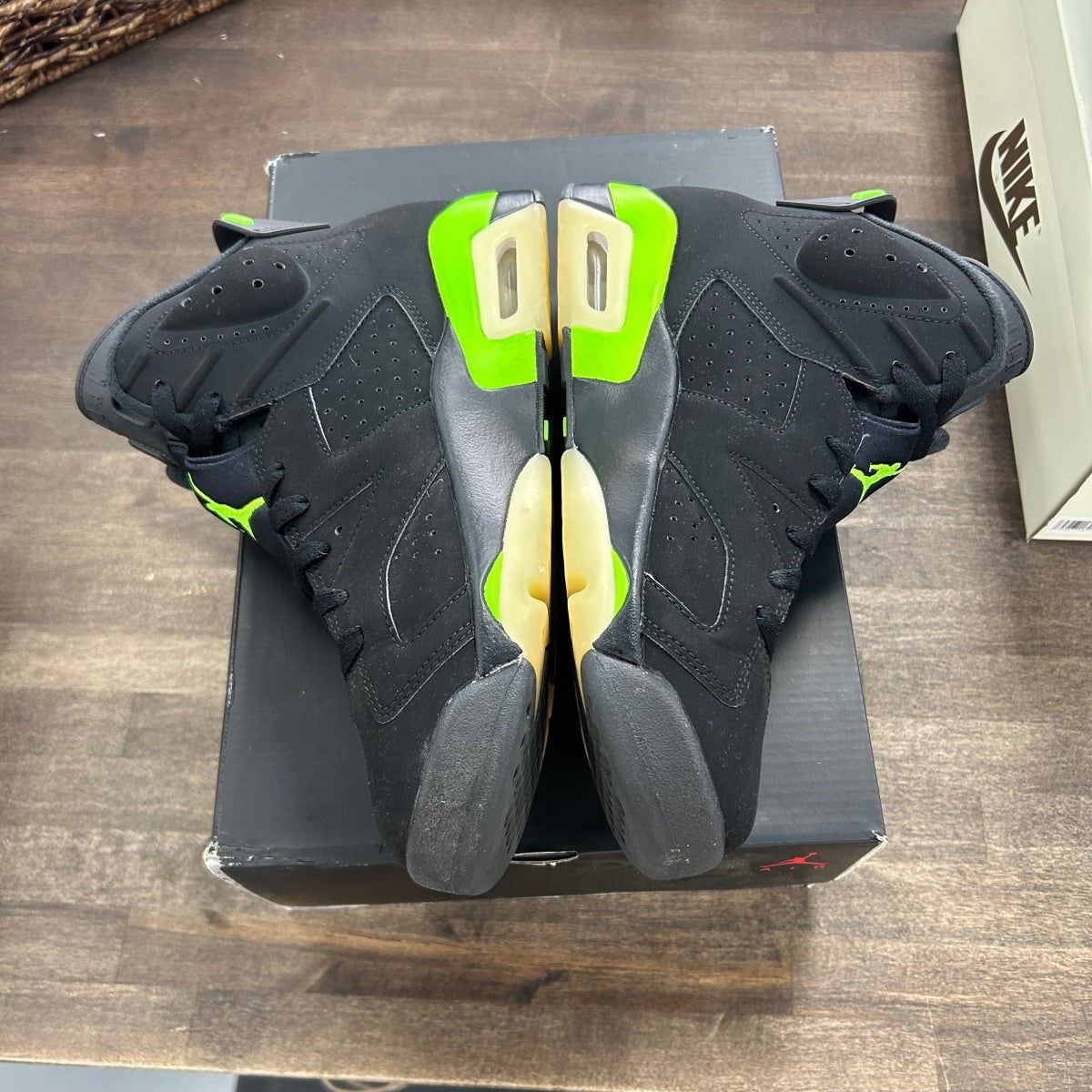 Jordan 6 Retro Electric Green Size 9 (Pre-Owned) - Image 3