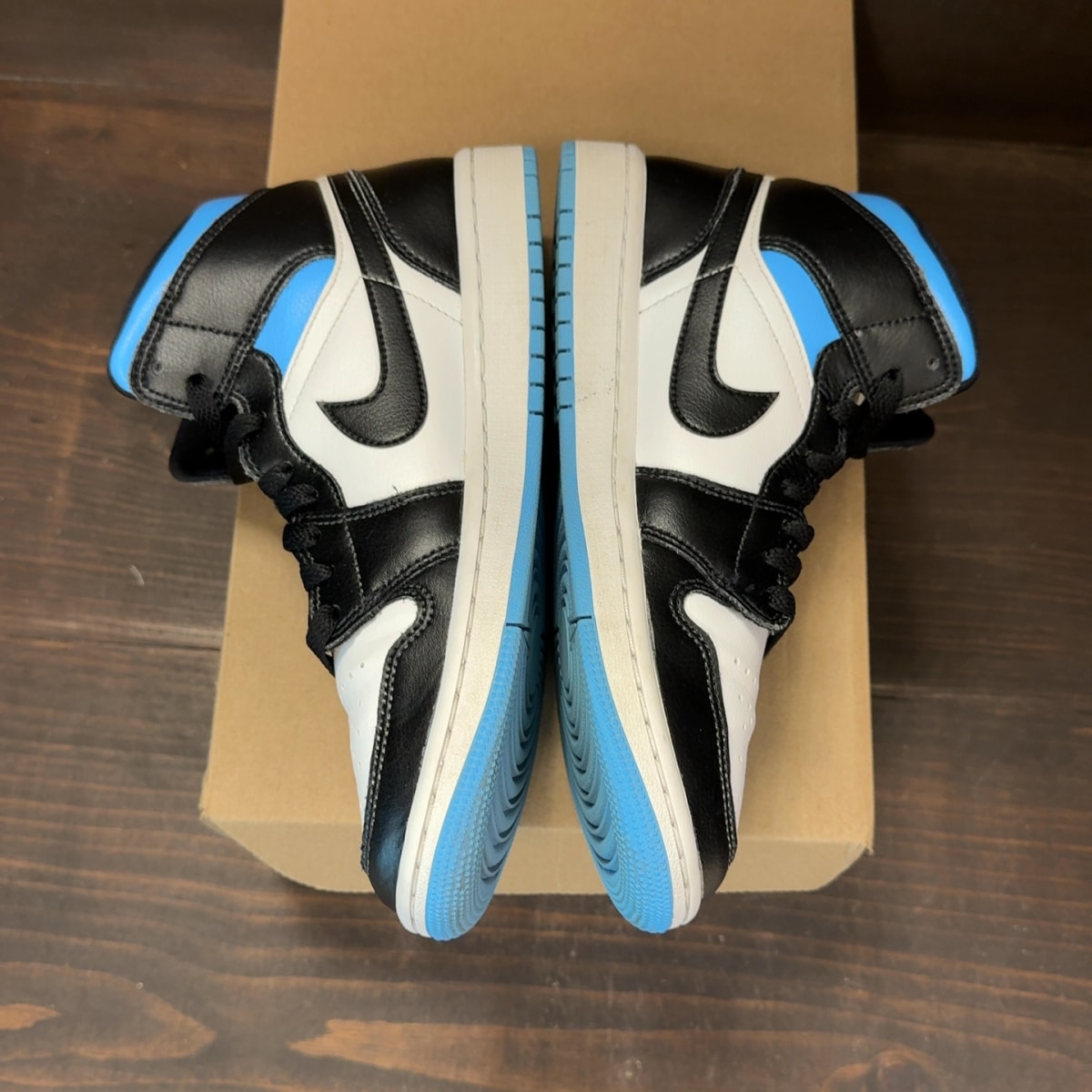 Jordan 1 Mid University Blue (Women's) Size 8W (Pre-Owned) - Image 4