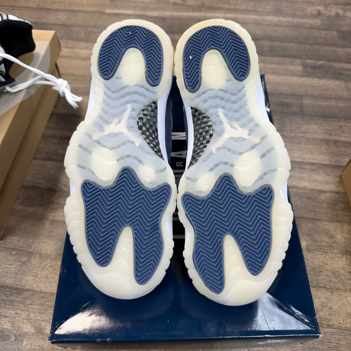 Jordan 11 Retro Low Diffused Blue - Image 4