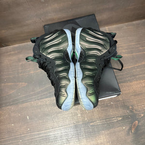 Nike Air Foamposite Pro Pine Green (2025) Size 7.5 (Pre-Owned) - side