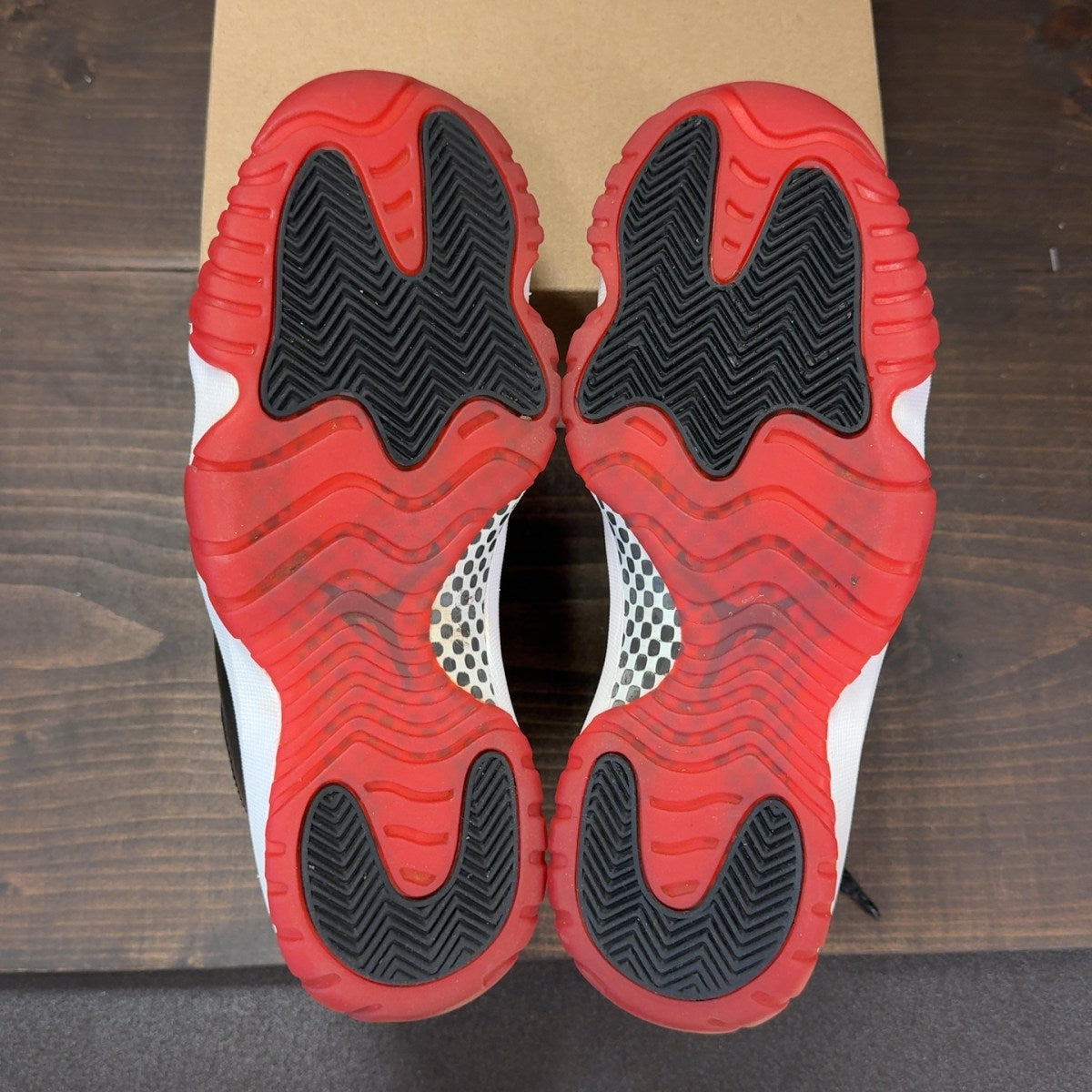 Jordan 11 Retro Playoffs Bred (2019) Size 7.5 (Pre-Owned) - Image 8