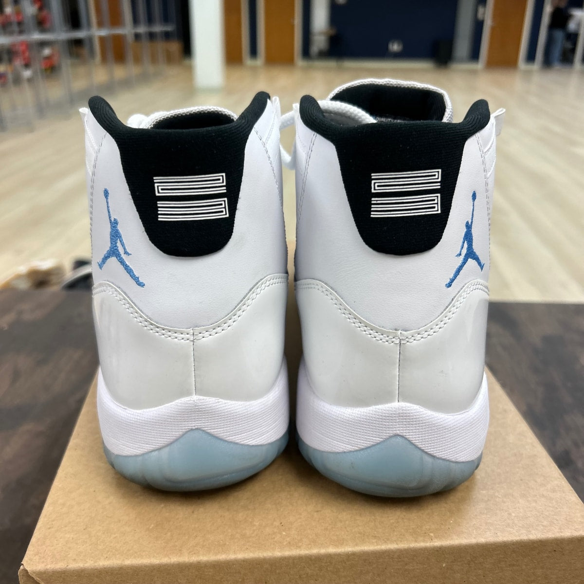 Jordan 11 Retro Legend Blue (2014) Size 10 (Pre-Owned) - Image 4