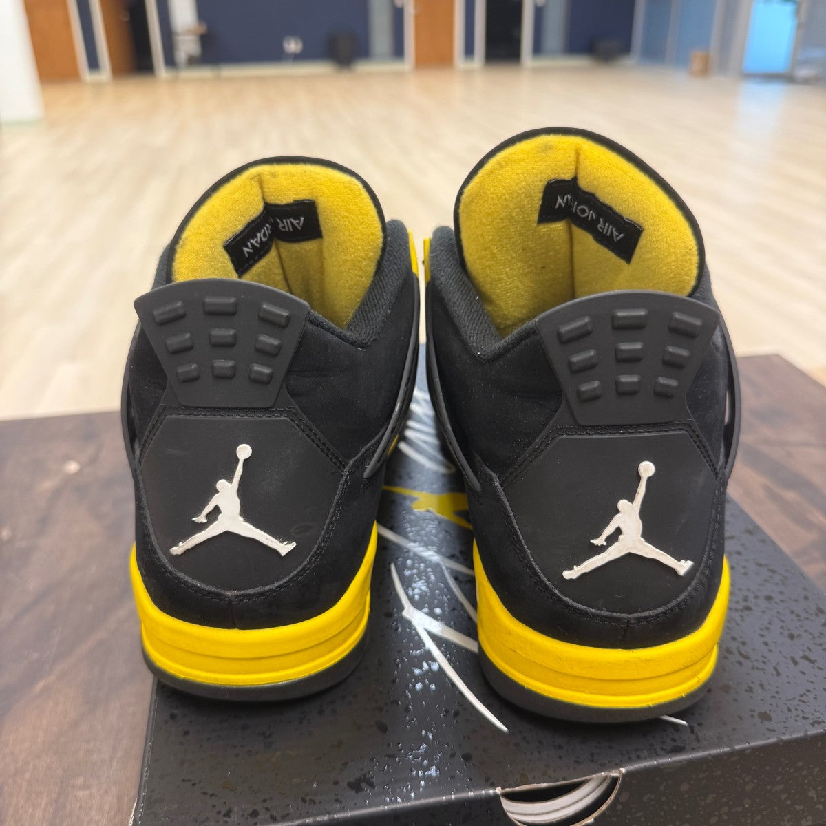 Jordan 4 Retro Thunder (2023) - Image 3