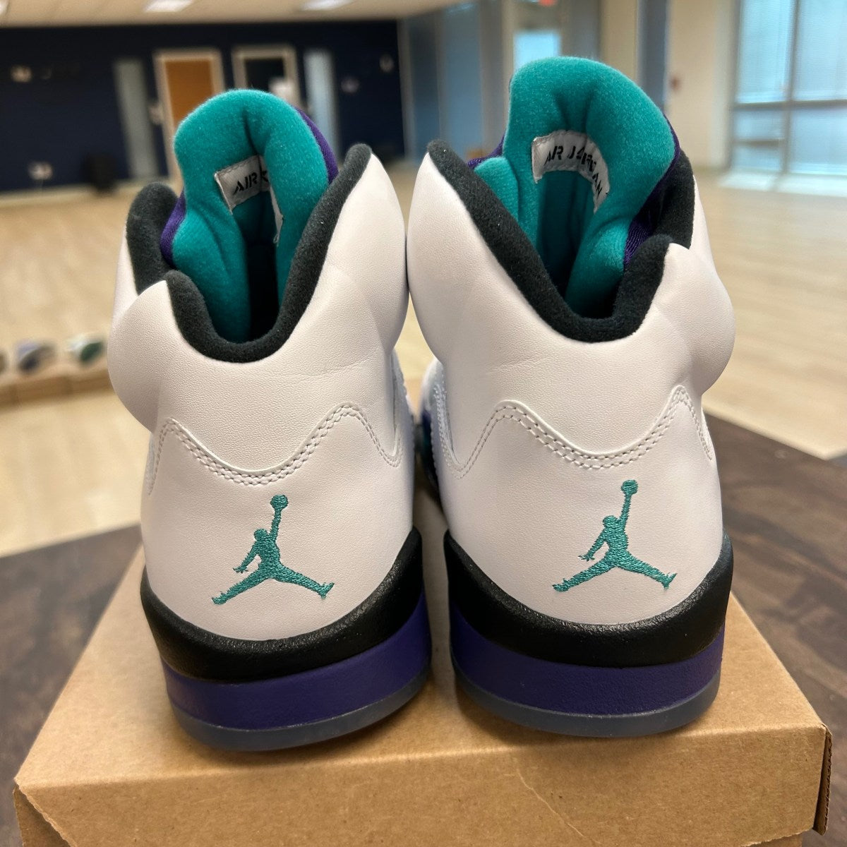 Jordan 5 Retro Grape (2013) Size 9 (Pre-Owned) - Image 4