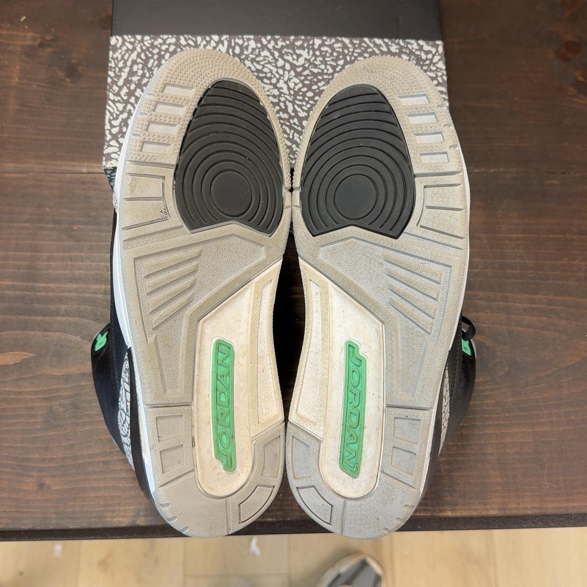 Jordan 3 Retro Green Glow Size 9 (Pre-Owned) - aux