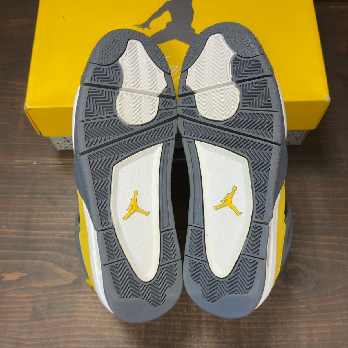 Jordan 4 Retro Lightning (2021) Size 11 (Pre-Owned) - aux