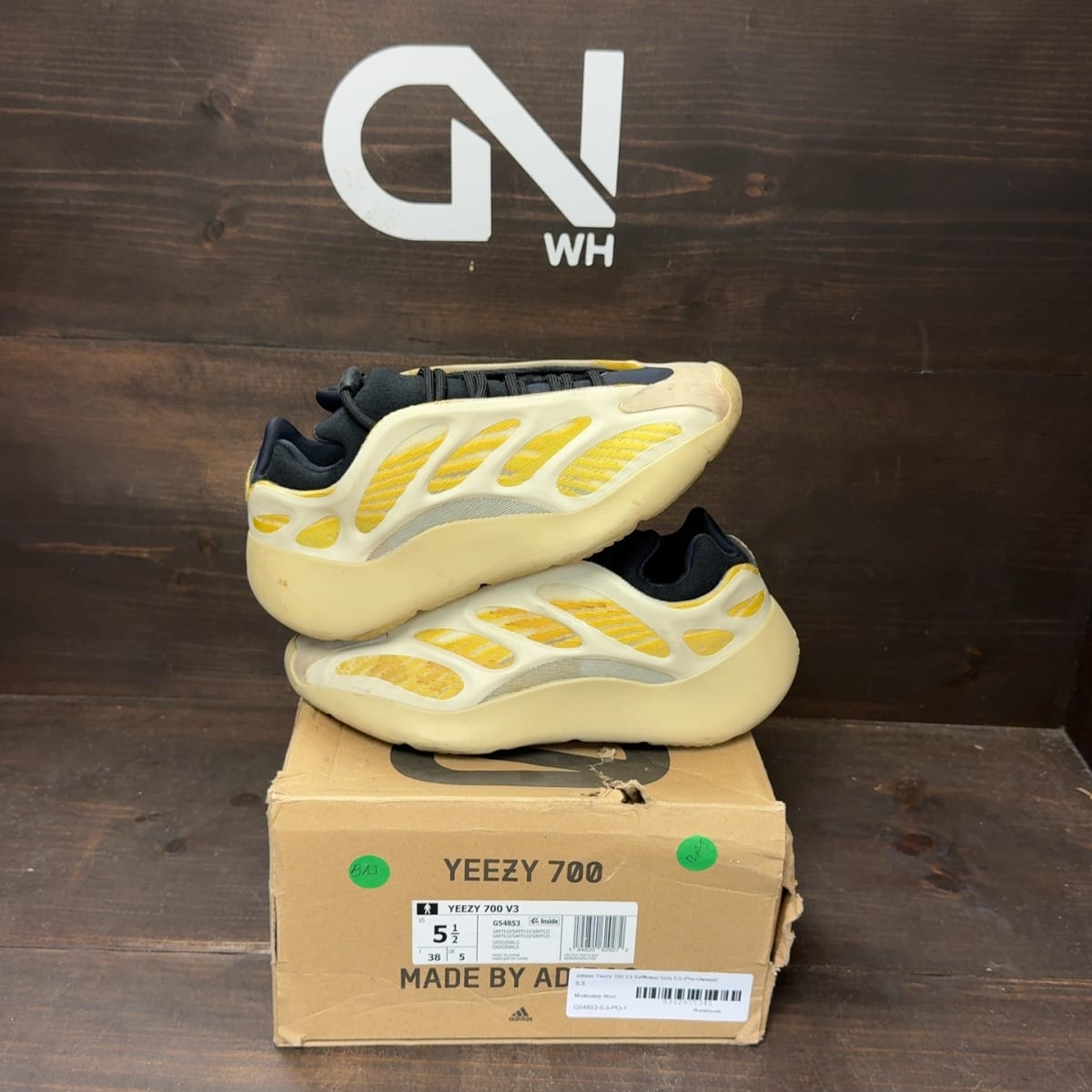 adidas Yeezy 700 V3 Safflower Size 5.5 (Pre-Owned) - front