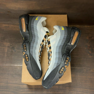 Nike Air Max 95 Icons Yellow Strike Size 11 (Pre-Owned) - Image 2