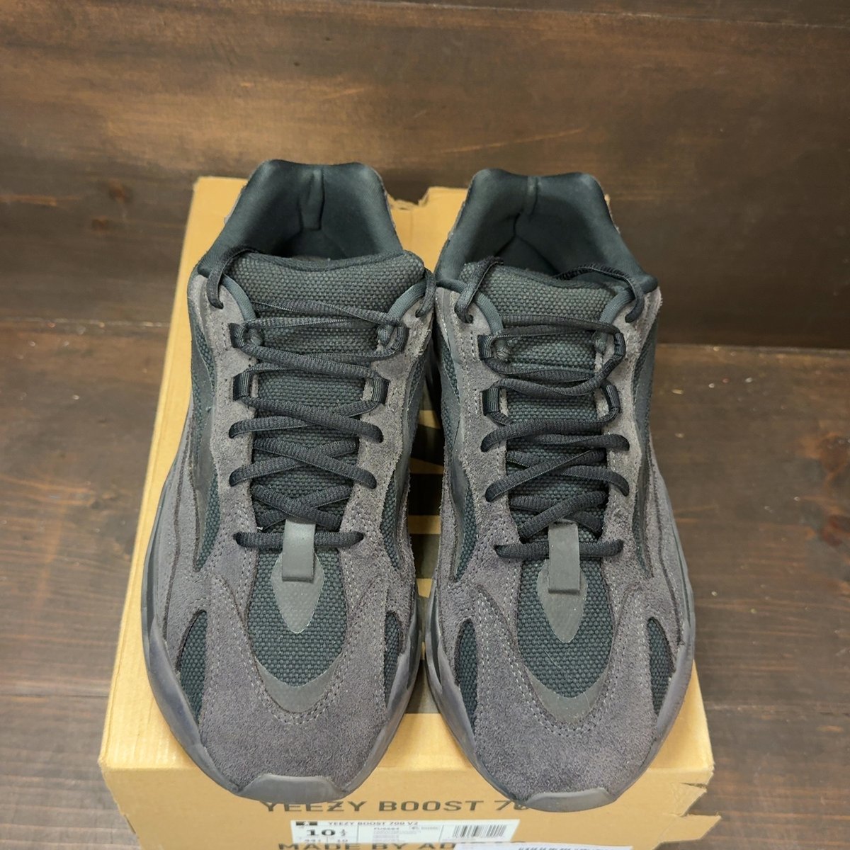 adidas Yeezy Boost 700 V2 Vanta Size 10.5 (Pre-Owned) - tag
