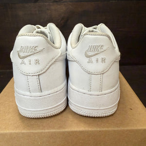Nike Air Force 1 Low LE Triple White (GS) Size 6.5Y (Pre-Owned) - Image 4