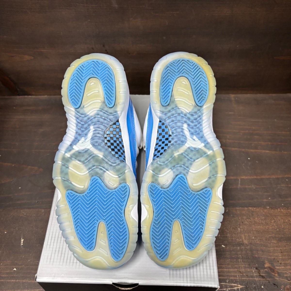Jordan 11 Retro Low University Blue (2026) (GS) Size 7Y (Pre-Owned) - box