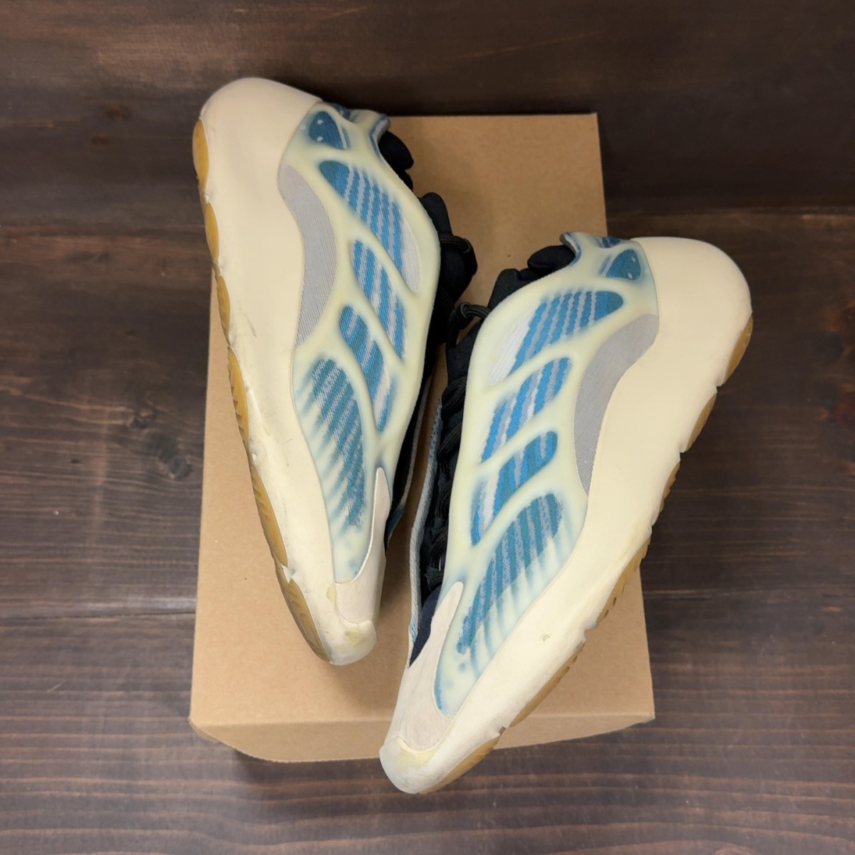 adidas Yeezy 700 V3 Kyanite Size 11 (Pre-Owned) - Image 2
