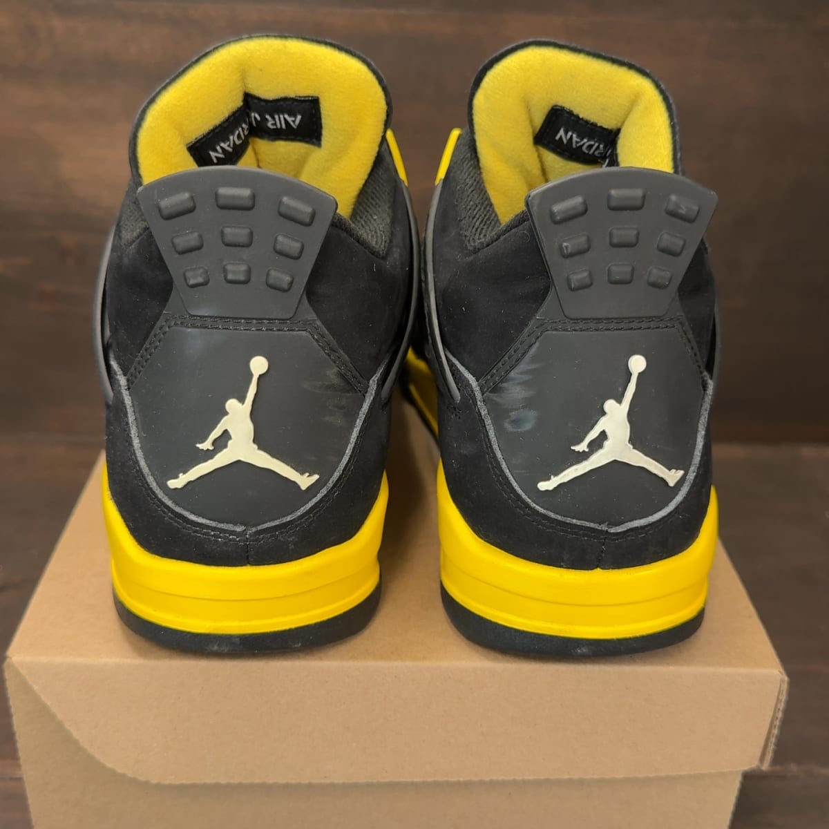 Jordan 4 Retro Thunder (2023) Size 9.5 (Pre-Owned) - aux