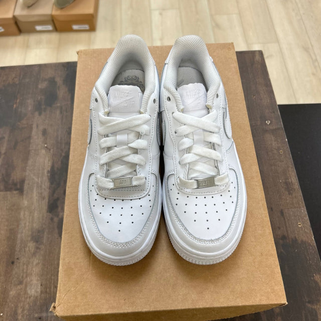 Nike Air Force 1 Low LE Triple White (GS) Size 3.5Y (Pre-Owned) - Image 2