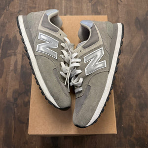 New Balance 574 Grey White Size 9.5 (Pre-Owned) - Image 1