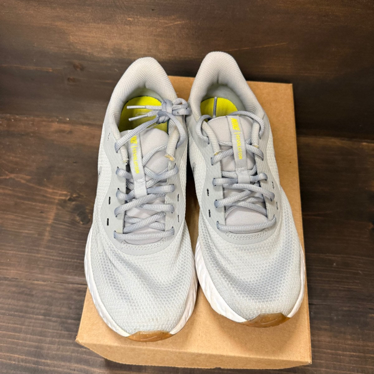 Nike Revolution 5 Premium Wolf Grey Size 9 (Pre-Owned) - Image 3
