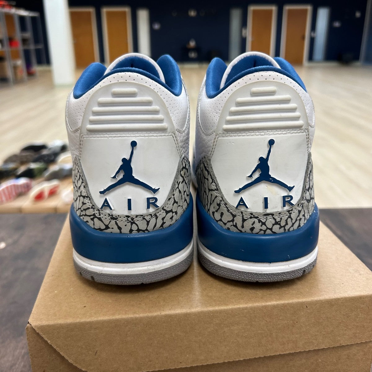 Jordan 3 Retro Wizards Size 10 (Pre-Owned) - Image 4