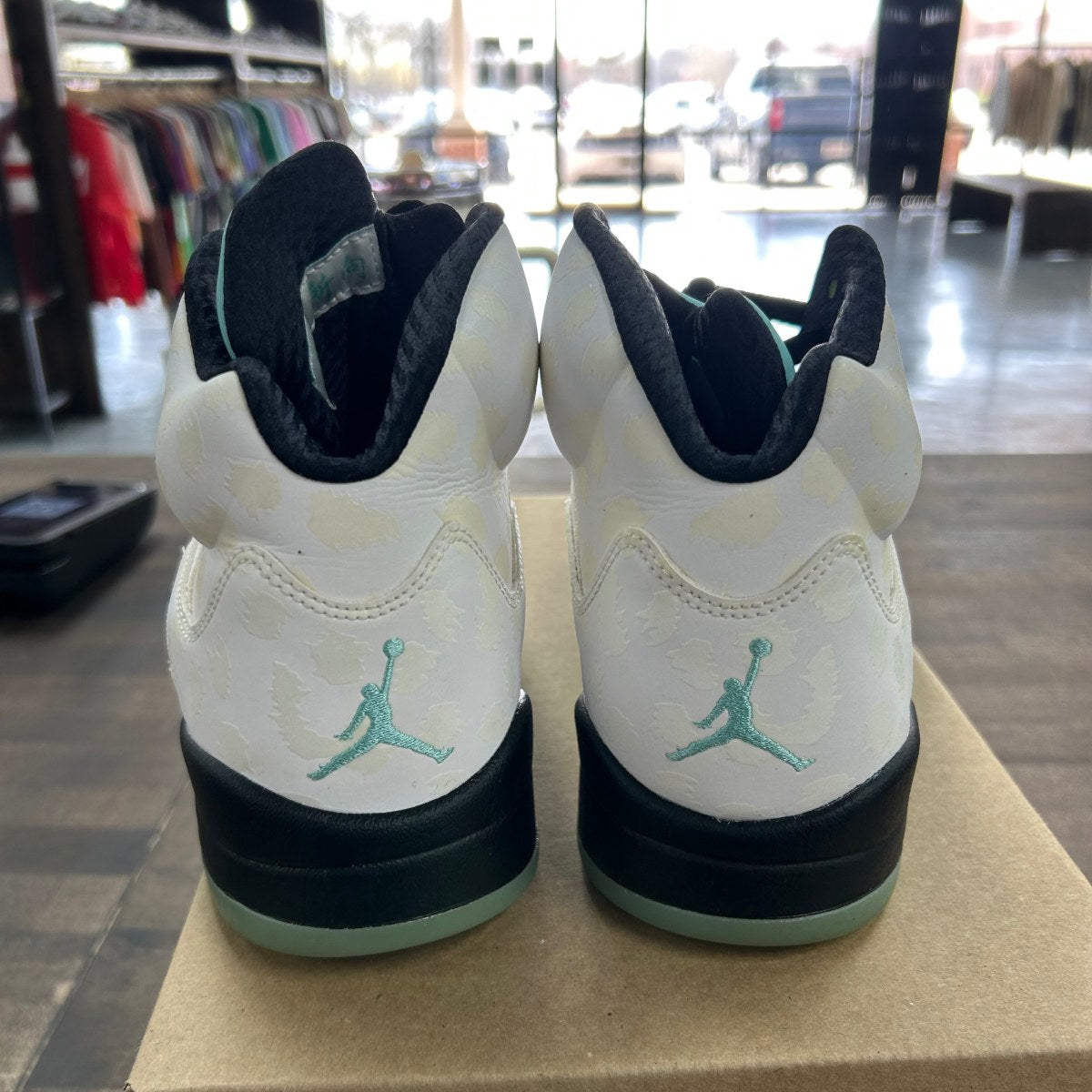 Jordan 5 Retro Island Green Size 9.5 (Pre-Owned) - Image 4