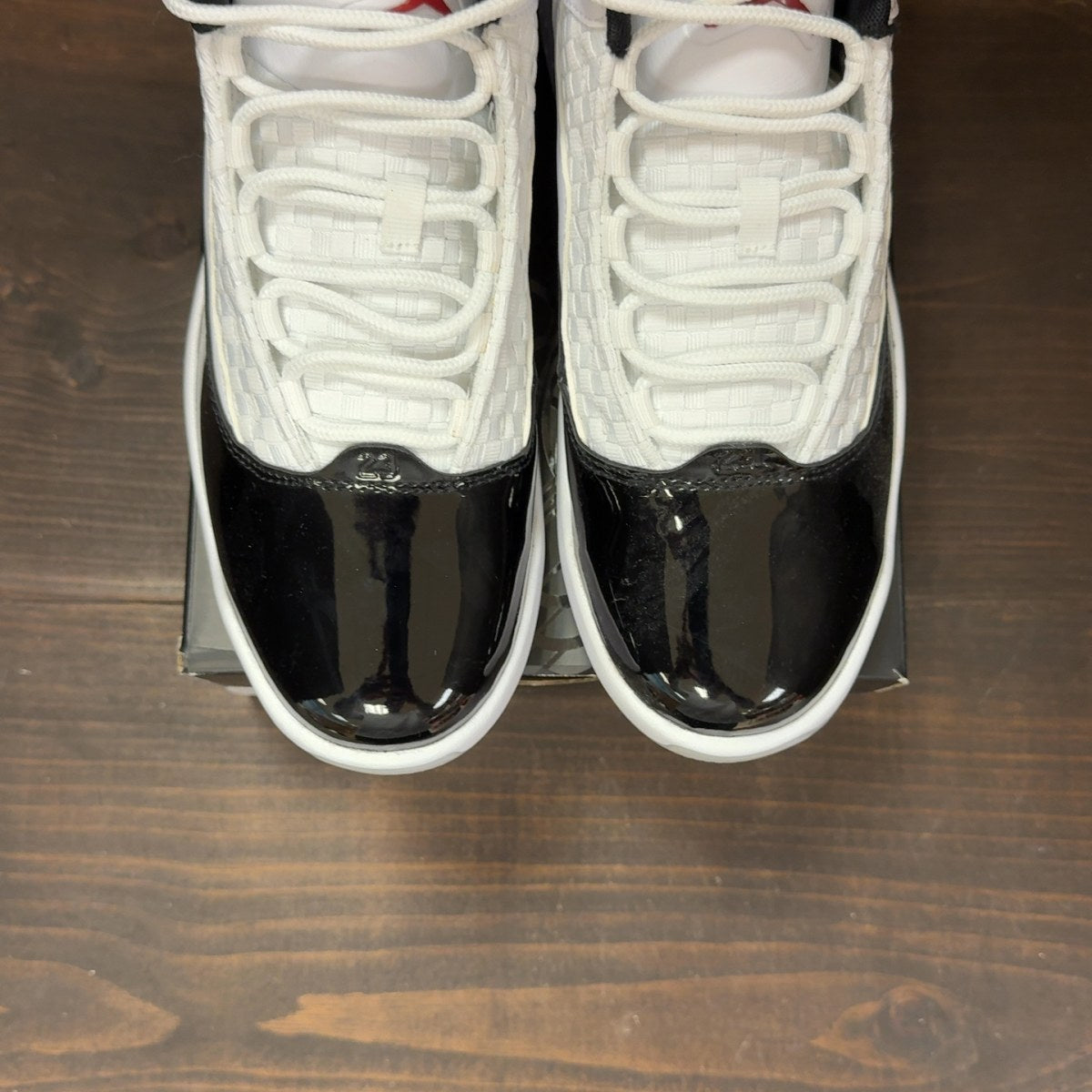 Jordan Max Aura 2 White Black Gym Red Size 9 (Pre-Owned) - Image 3