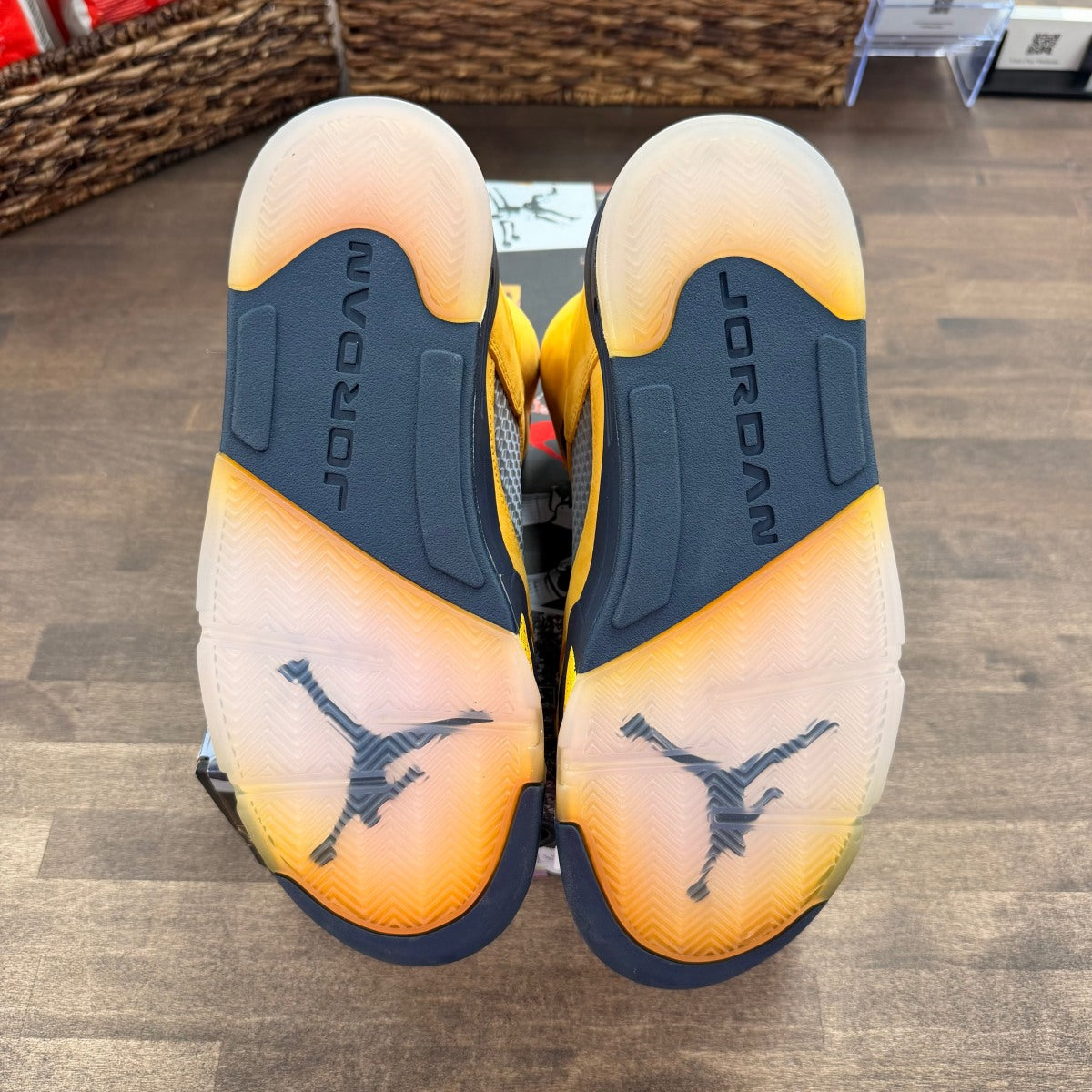 Jordan 5 Retro Michigan (2019) Size 10 (Pre-Owned) - Image 5