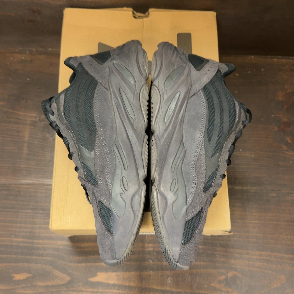 adidas Yeezy Boost 700 V2 Vanta Size 10.5 (Pre-Owned) - aux