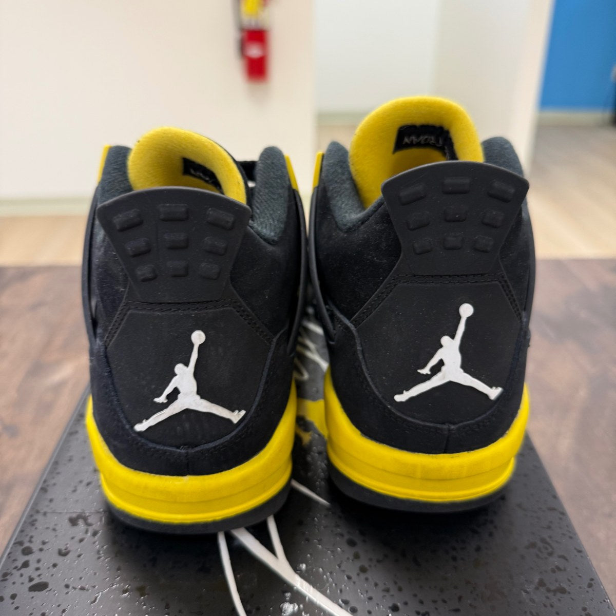 Jordan 4 Retro Thunder (2023) (GS) - Image 3