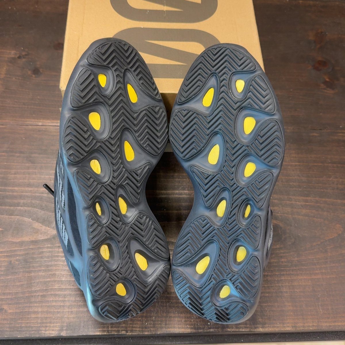 adidas Yeezy 700 V3 Alvah Size 9 (Pre-Owned) - aux