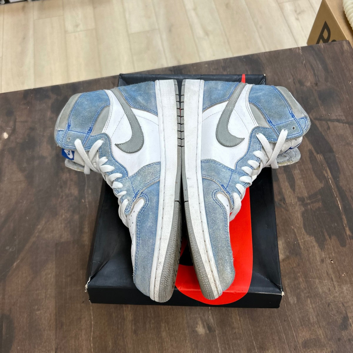 Jordan 1 Retro High OG Hyper Royal - Image 3