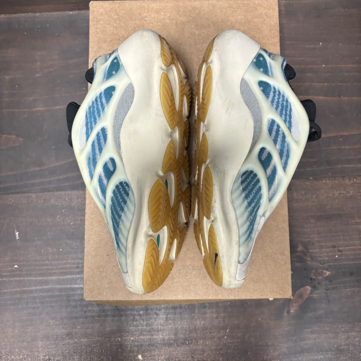 adidas Yeezy 700 V3 Kyanite Size 5 (Pre-Owned) - tag